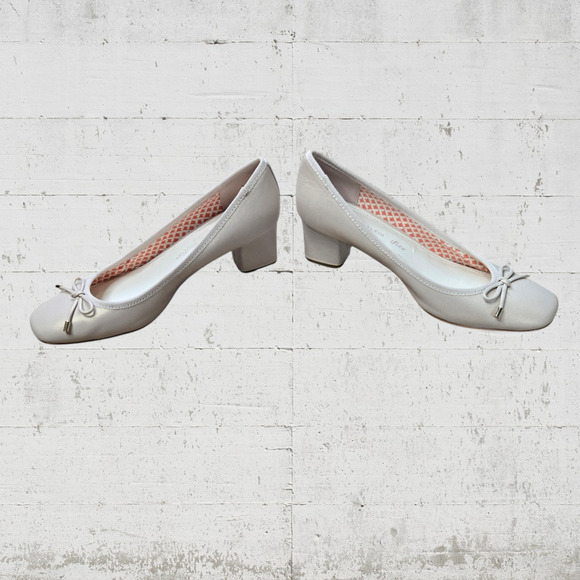 Anne Klein Cream Iridescent Luster Coquette Bow Square Toe Block Heels Size 8.5 - Picture 3 of 7